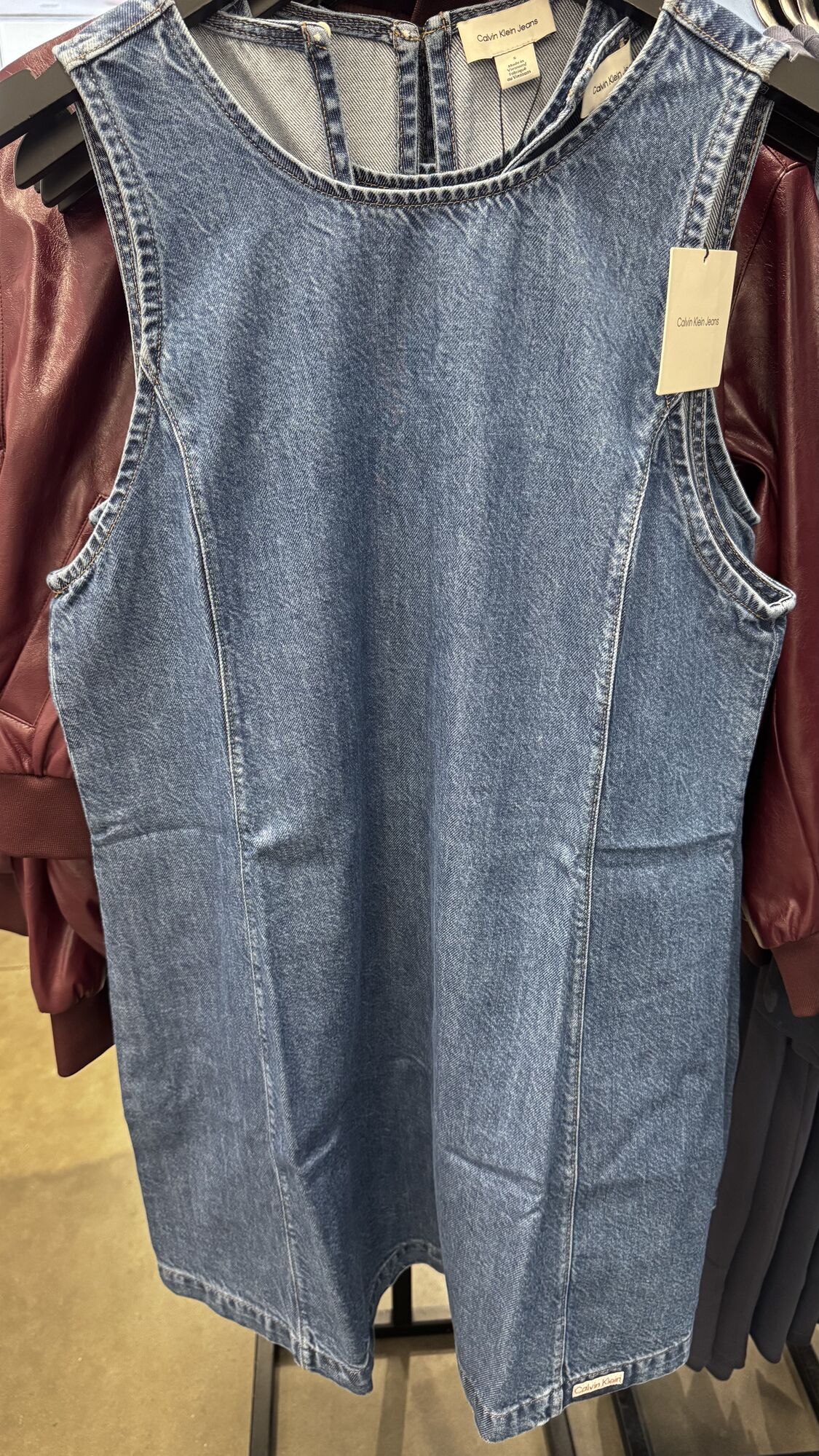 Calvin Klein — vestido