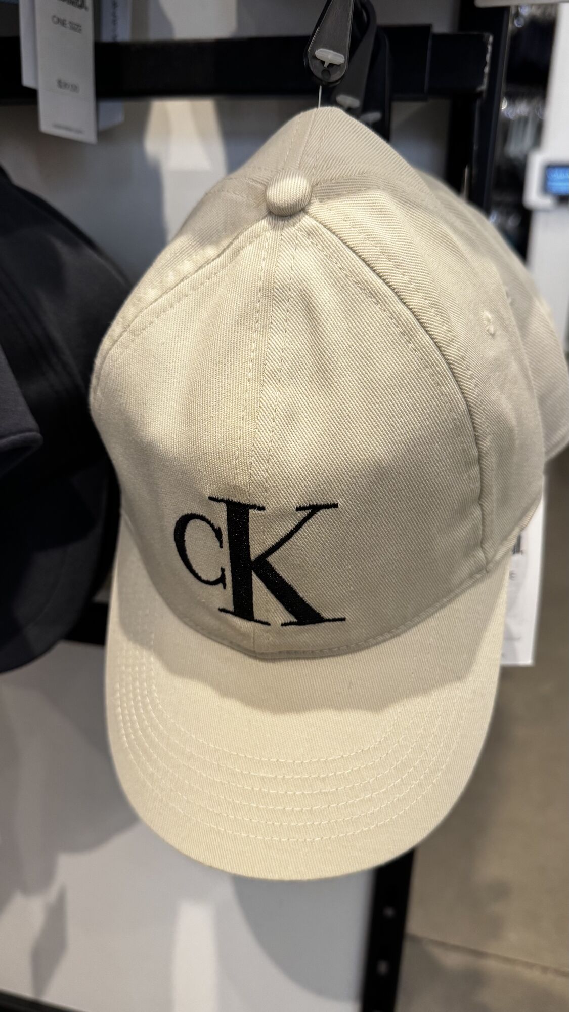 Calvin Klein — Boné
